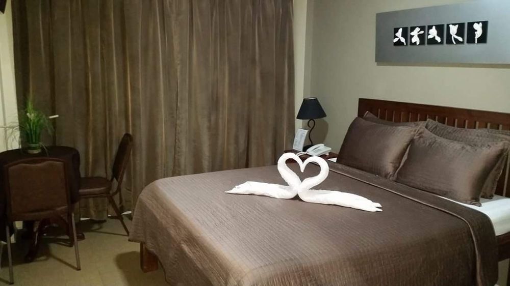 Spring Plaza Hotel Dasmarinas Buitenkant foto