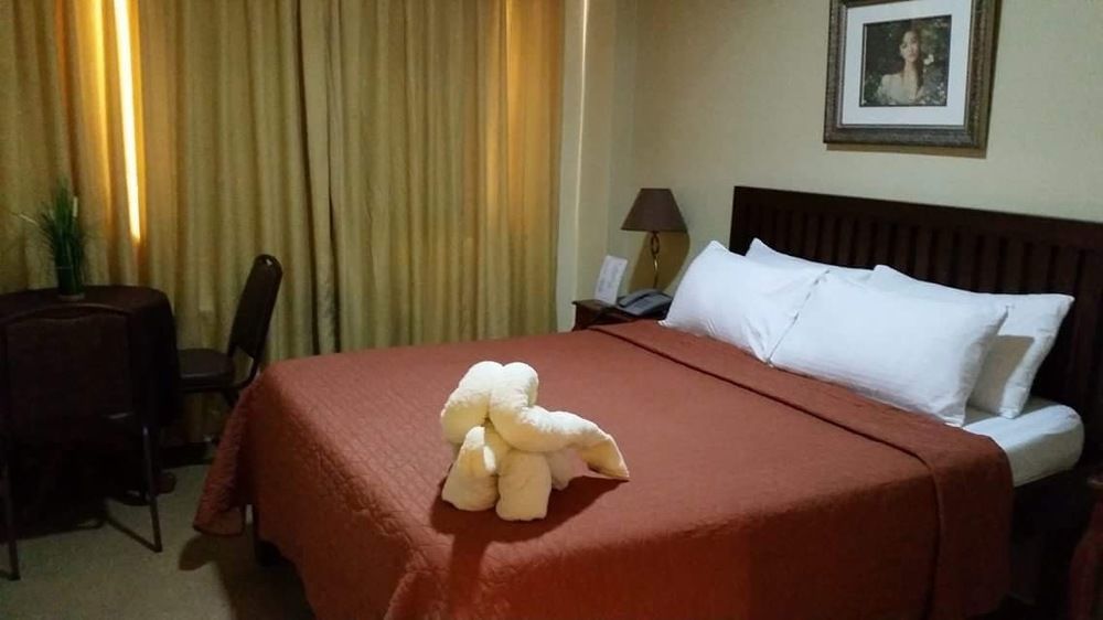 Spring Plaza Hotel Dasmarinas Buitenkant foto