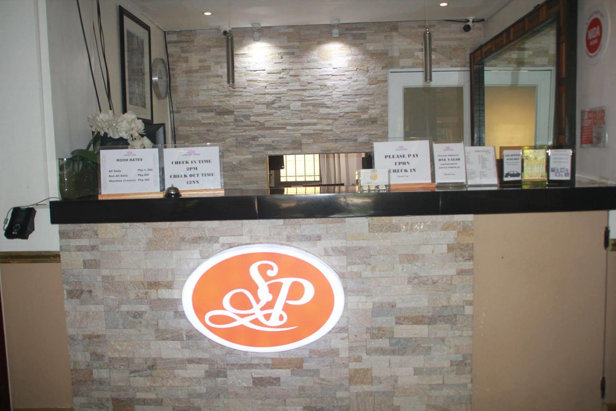 Spring Plaza Hotel Dasmarinas Buitenkant foto