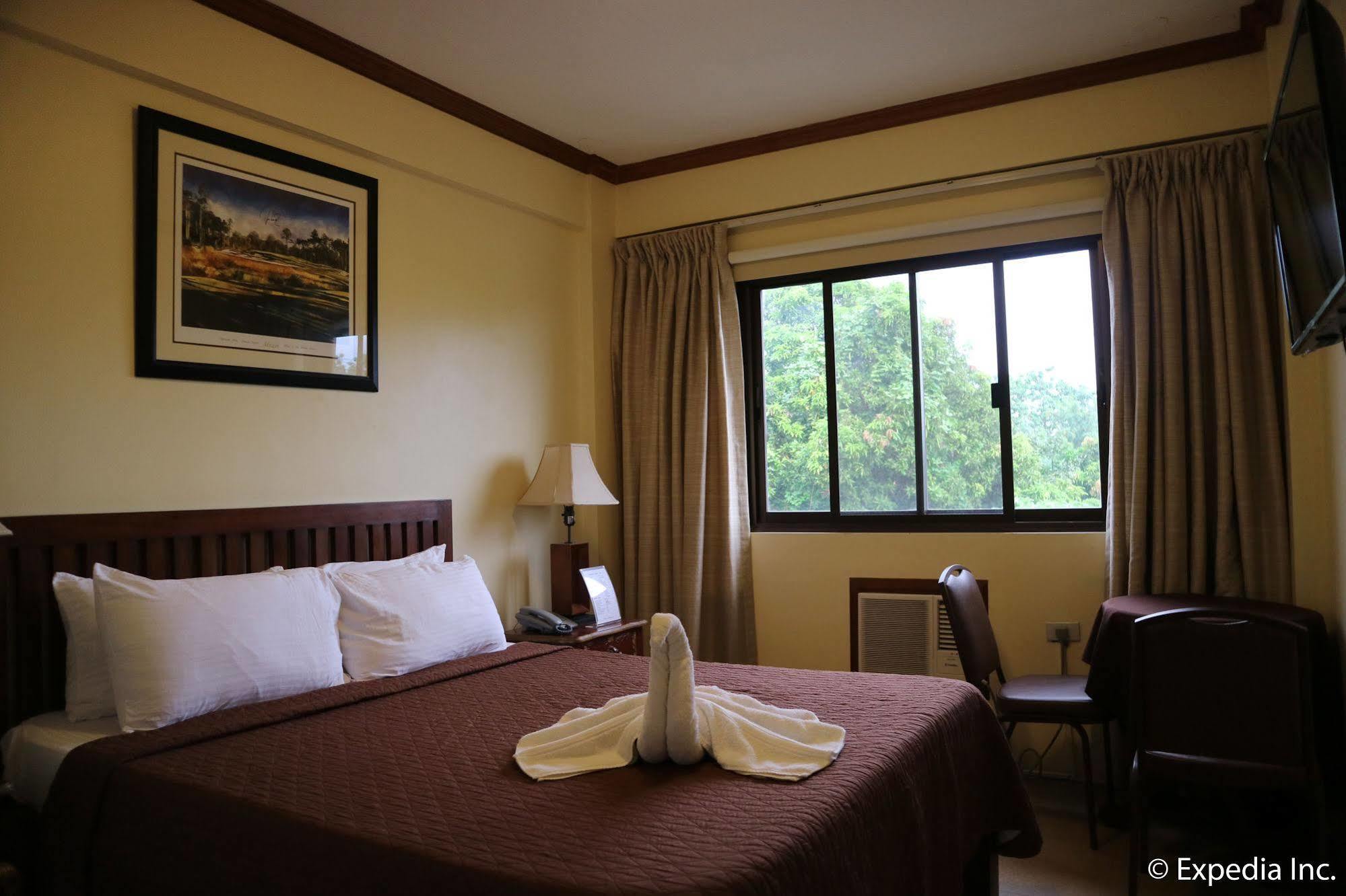 Spring Plaza Hotel Dasmarinas Buitenkant foto