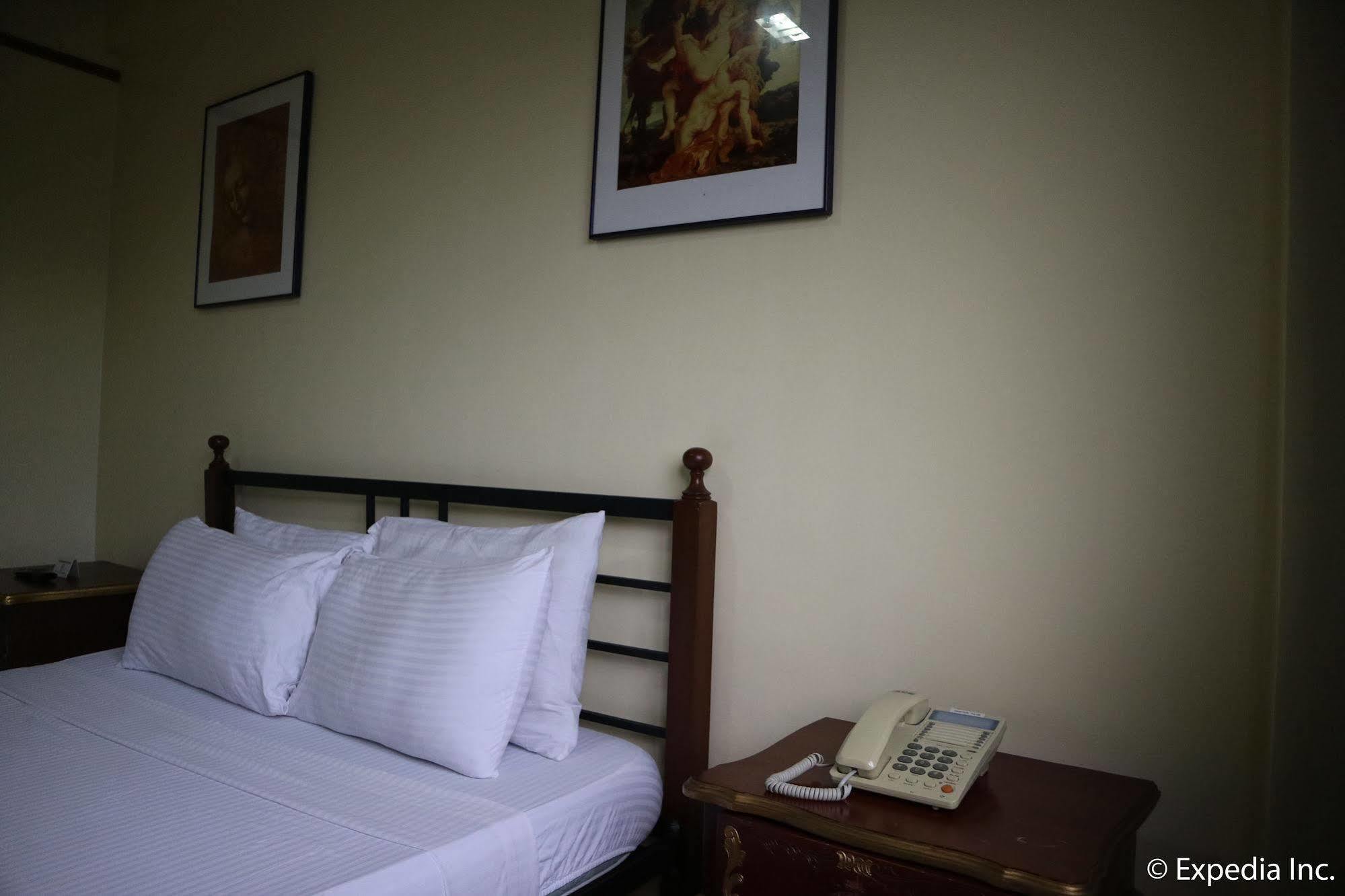 Spring Plaza Hotel Dasmarinas Buitenkant foto