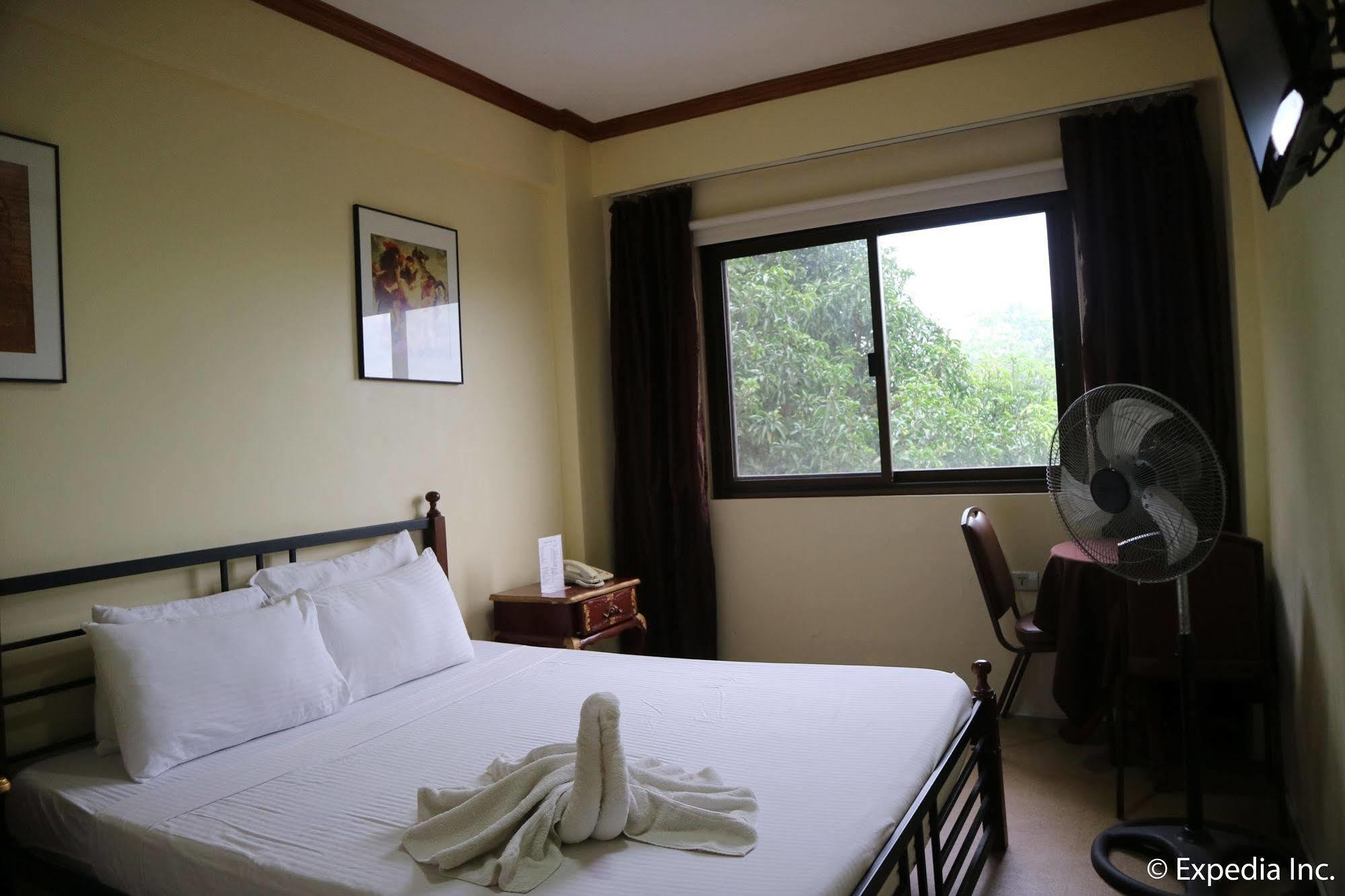 Spring Plaza Hotel Dasmarinas Buitenkant foto