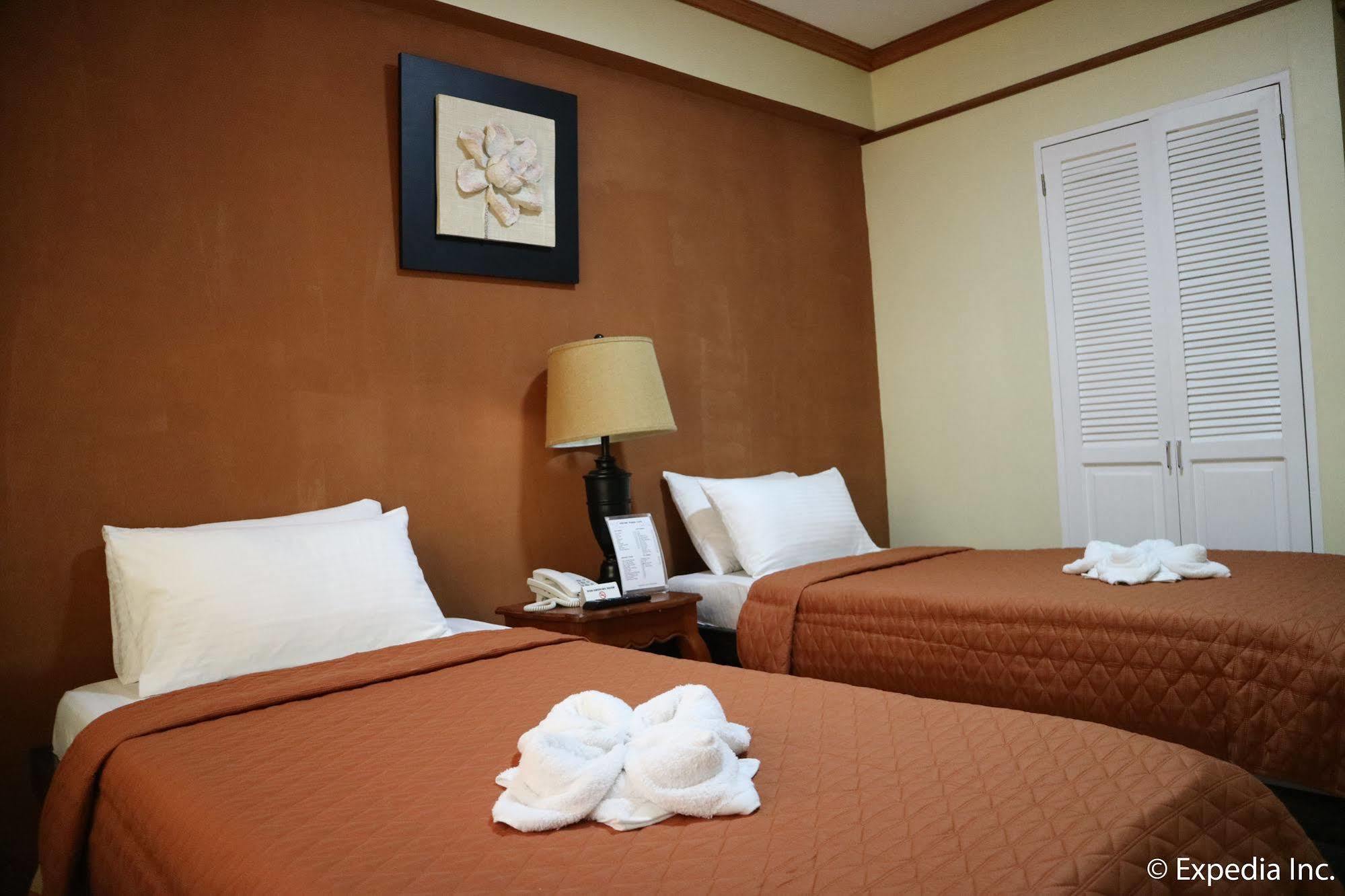 Spring Plaza Hotel Dasmarinas Buitenkant foto